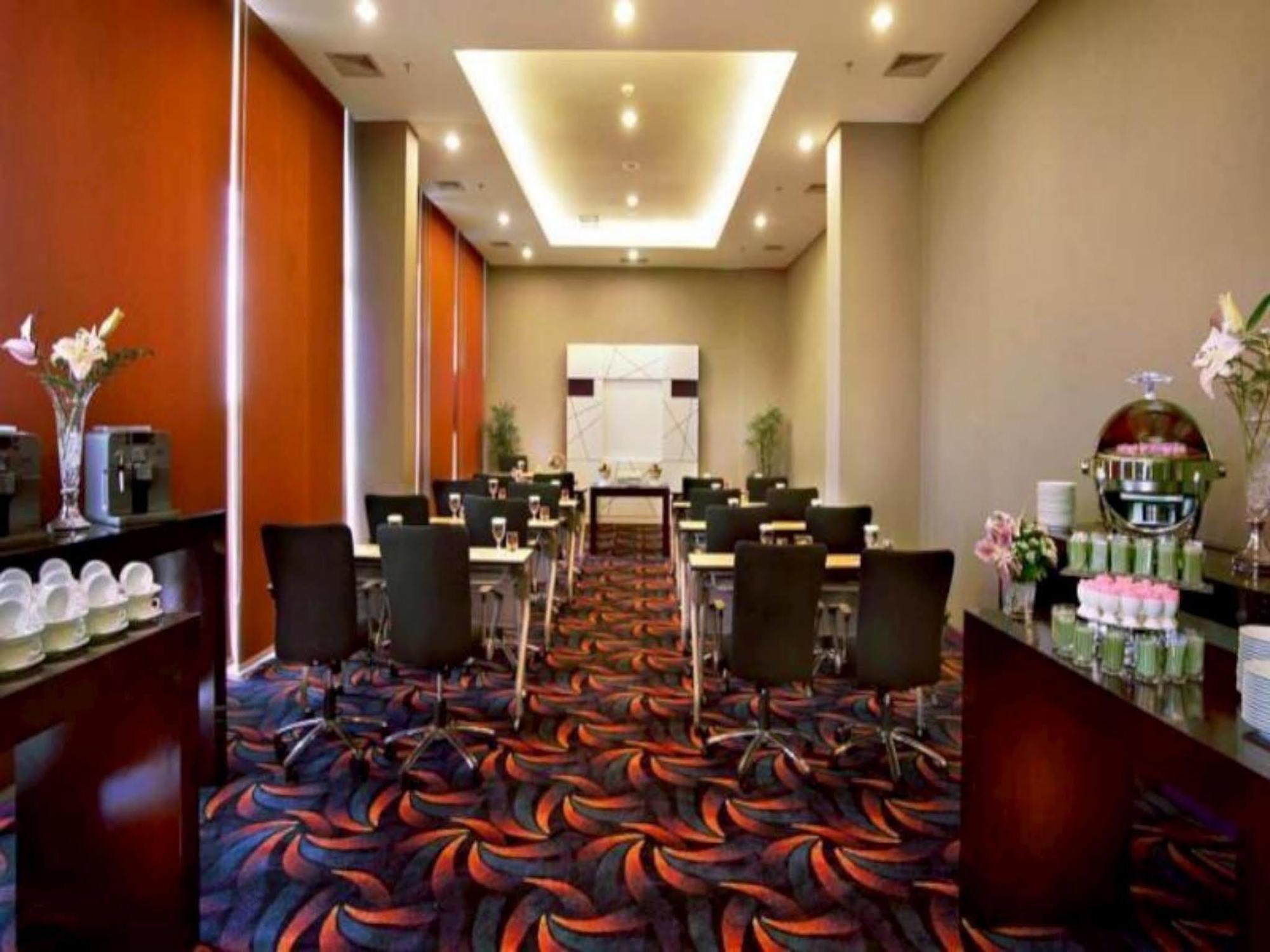Fame Hotel Gading Serpong Tangerang Exterior photo