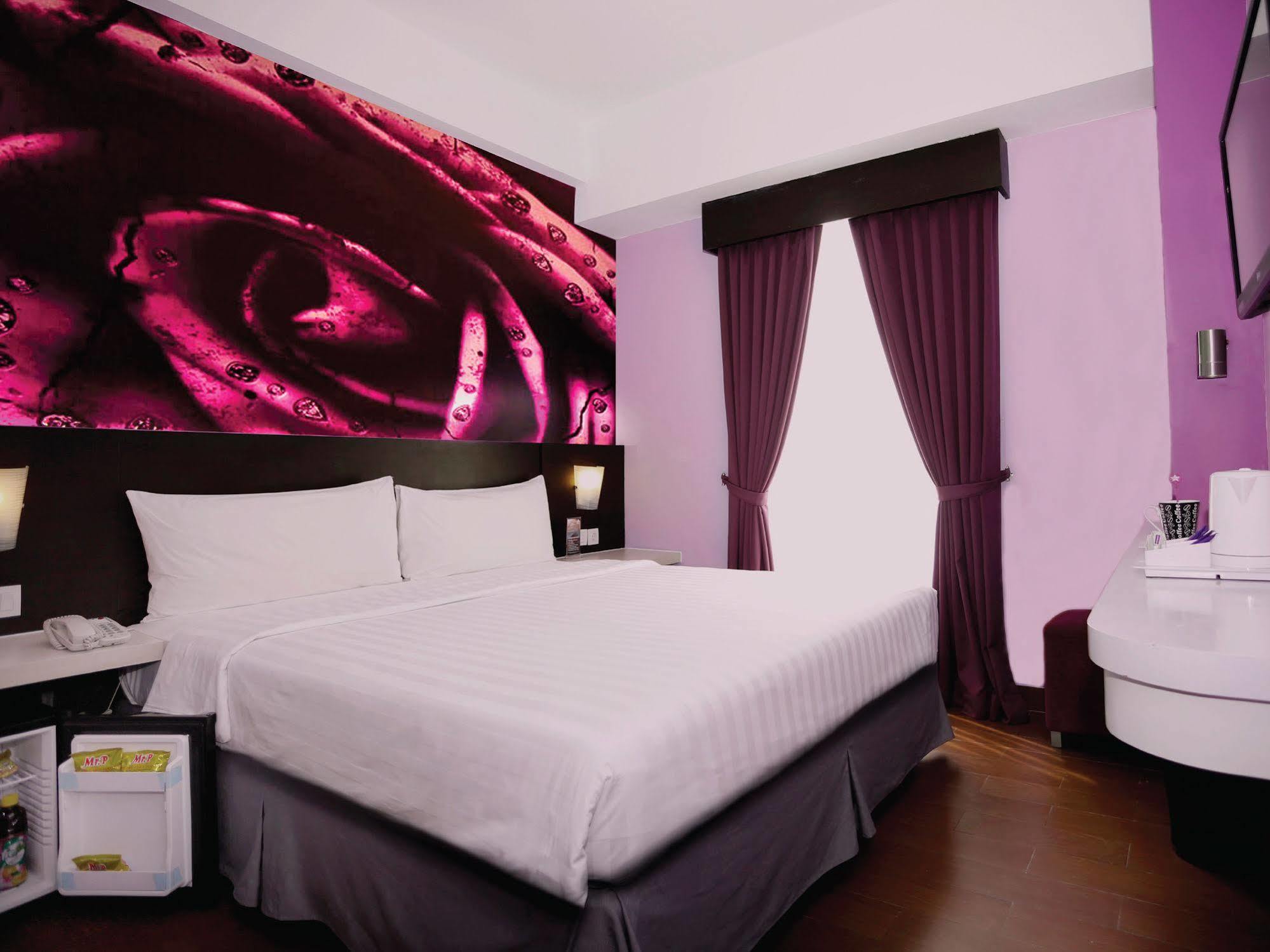 Fame Hotel Gading Serpong Tangerang Exterior photo