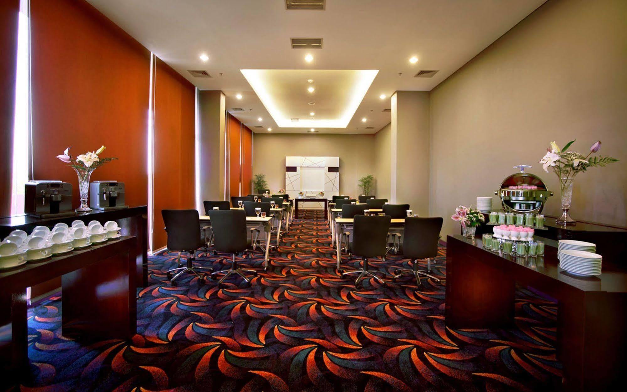 Fame Hotel Gading Serpong Tangerang Exterior photo